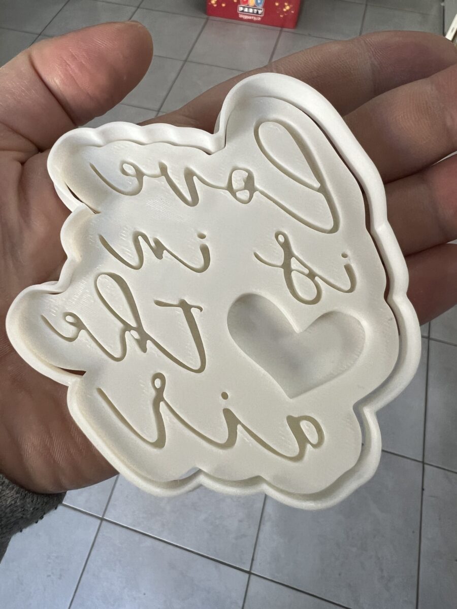 love is in the air san valentino stampino per biscotti cookie cutter