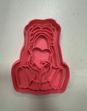 ragazza con cuore fra le mani al centro stampino per biscotti cookie cutter
