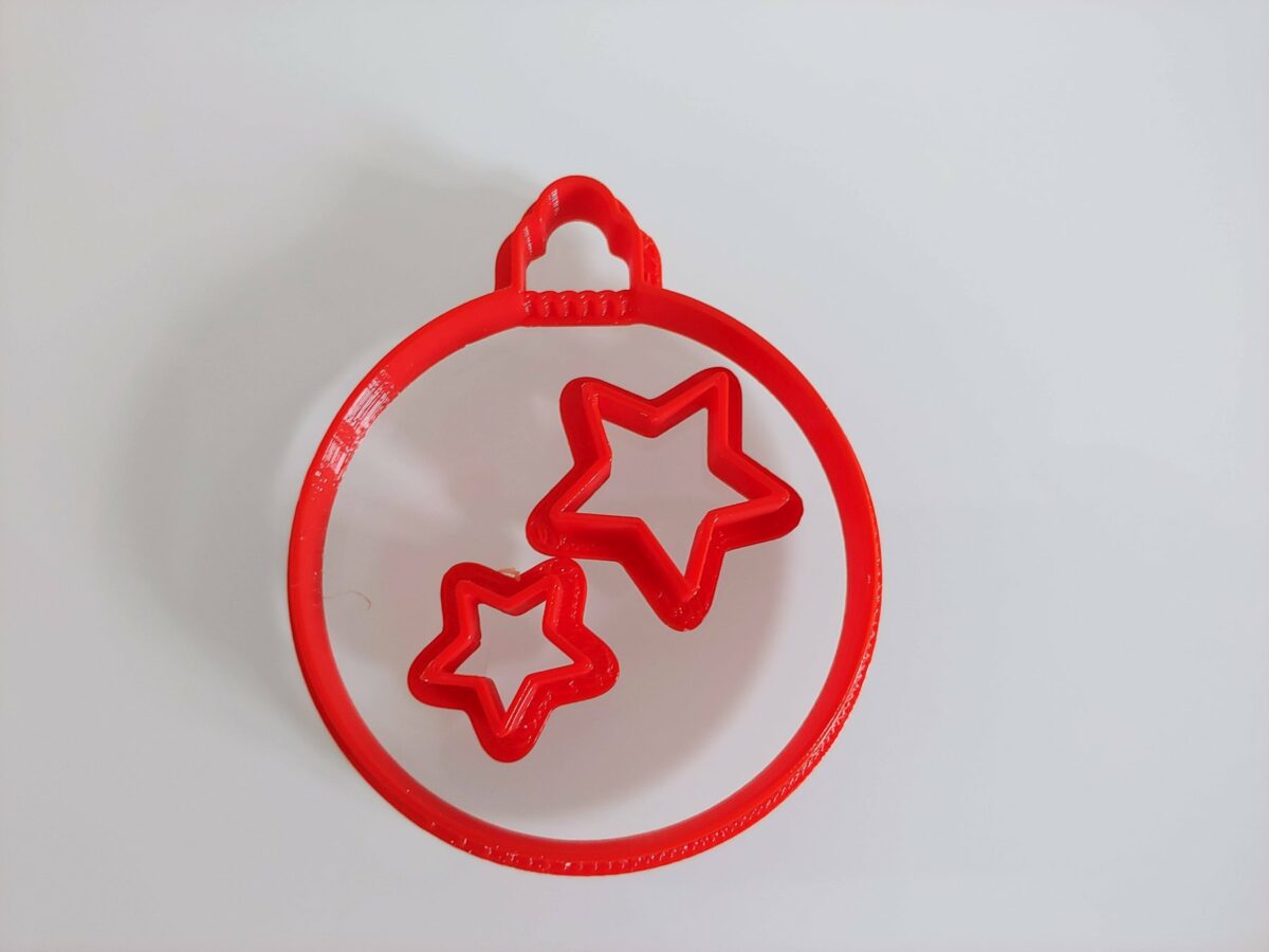 pallina di natale con due stelle stampino per biscotti cookie cutter